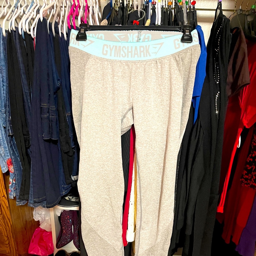 Gym shark leggings